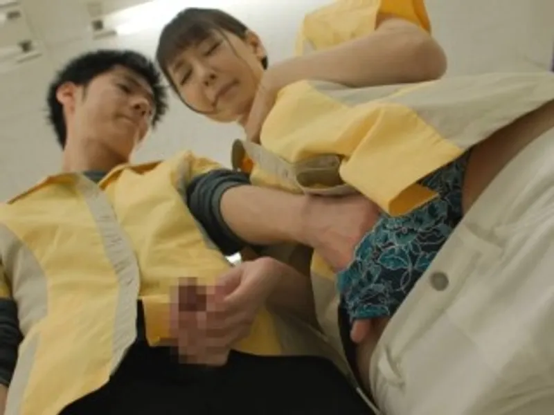 điên cuồng nện cô đồng nghiệp dâm đãng trong siêu thị mini