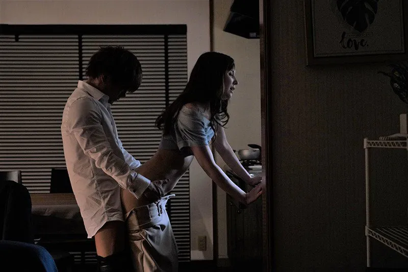 Tiền bối đi bàn việc làm ăn, cậu nhân viên đến nhà nắc cô vợ ông ấy