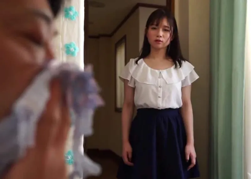 Bé ngoan phát hiện bố dượng biến thái ngửi đồ lót của mình